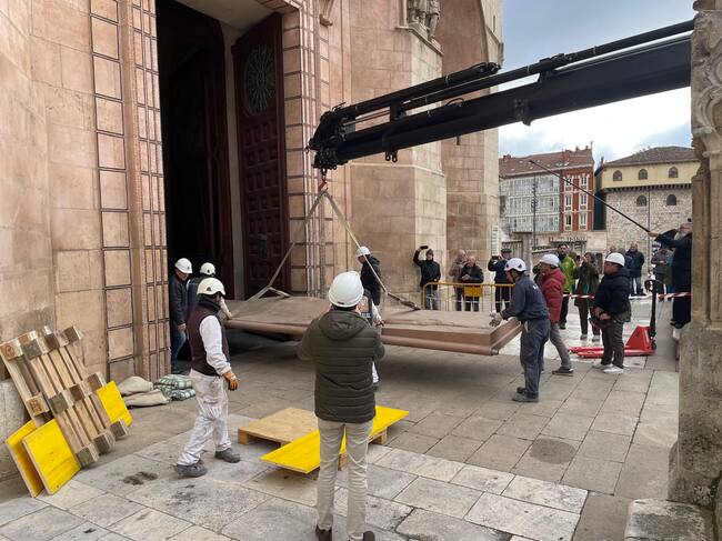 La primera de las puertas de Antonio López ha llegado a la Catedral de Burgos en la mañana del 20 de noviembre