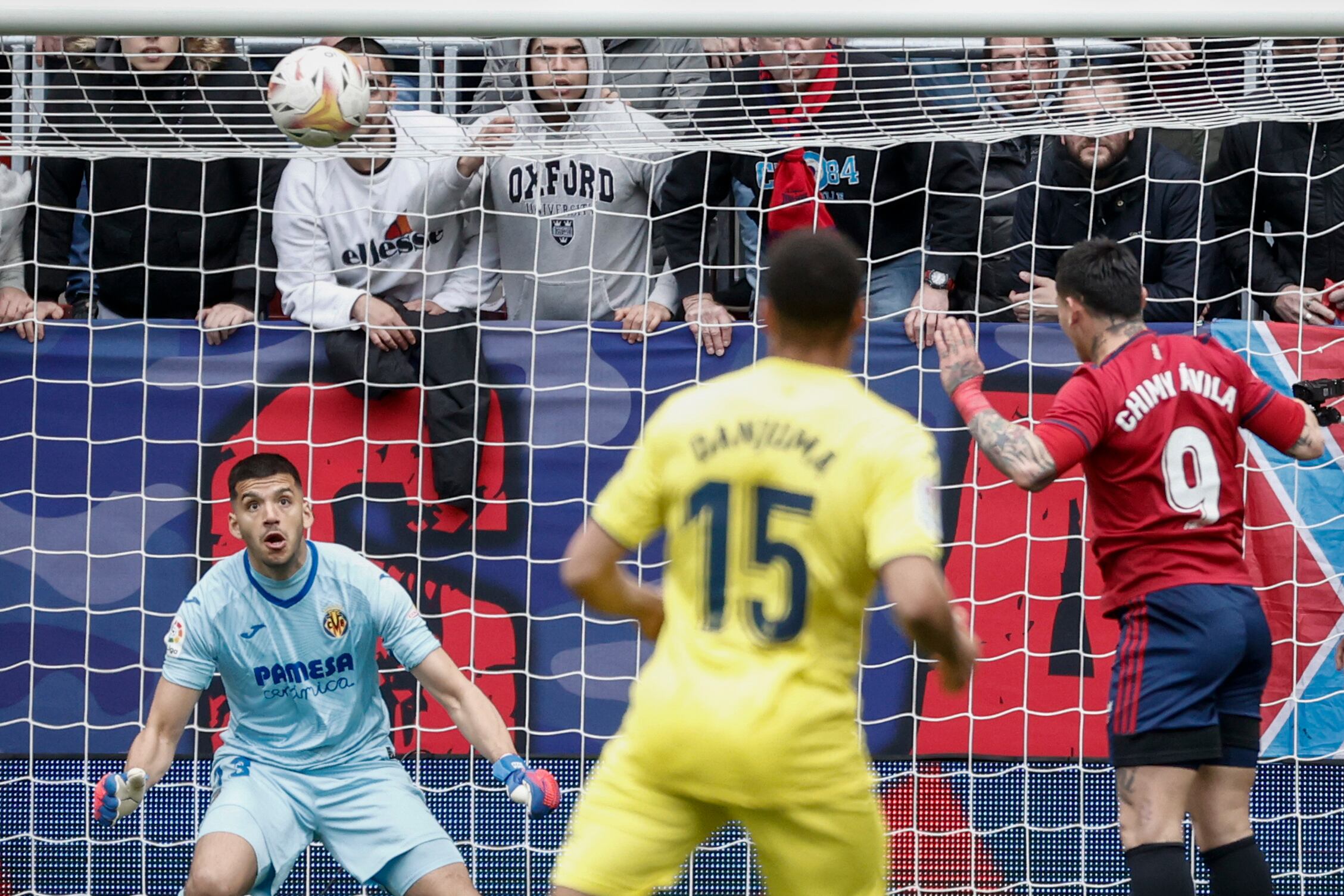 PAMPLONA, 05/03/2022.- El delantero argentino del Osasuna Ezequiel Ávila (d), remata para marcar gol contra el Villarreal durante el partido correspondiente a la jornada 27 de La Liga, disputado este sábado en el estadio de El Sadar en Pamplona.- EFE /Jesús Diges