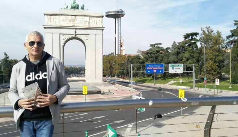 David Pallol ante el Arco de la Victoria una de los símbolos franquistas más ostentosos de Madrid