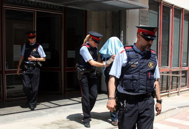 El conducotr, sortint del jutjat de Santa Coloma de Farners.