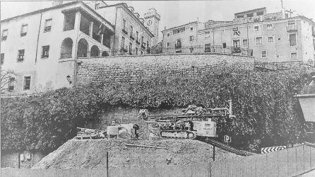 Vistas de la plaza con las viviendas derribadas y con la muralla descubierta