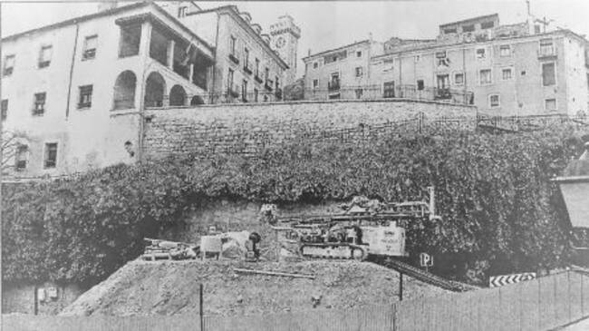 Vistas de la plaza con las viviendas derribadas y con la muralla descubierta