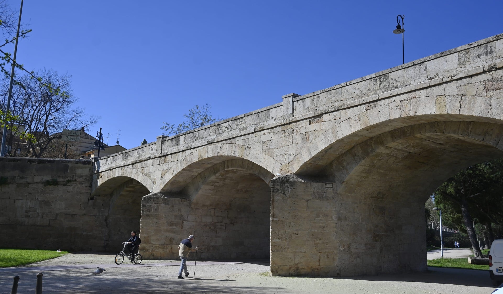 La alcaldesa María José Catalá visita los trabajos de recuperación y limpieza del Puente de San José