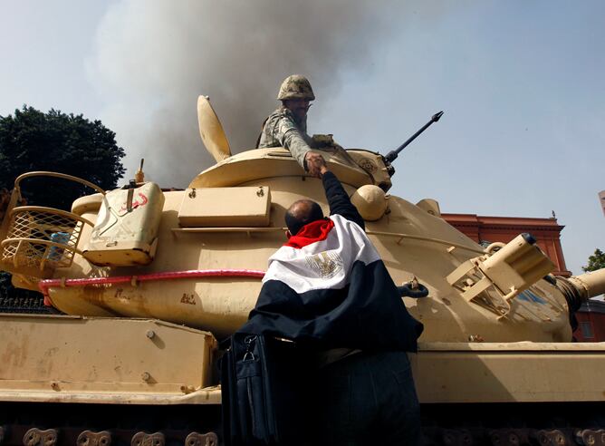 Miles de egipcios van al centro de El Cairo en claro desafío a toque de queda