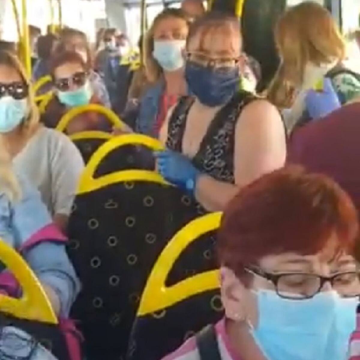 Latbus aumentará las frecuencias de diez líneas a partir de mañana ante las quejas de los usuarios