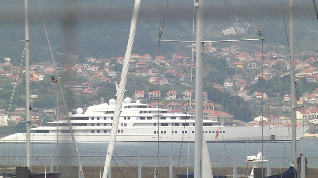 El "Azzam", entrando en Vigo este lunes.