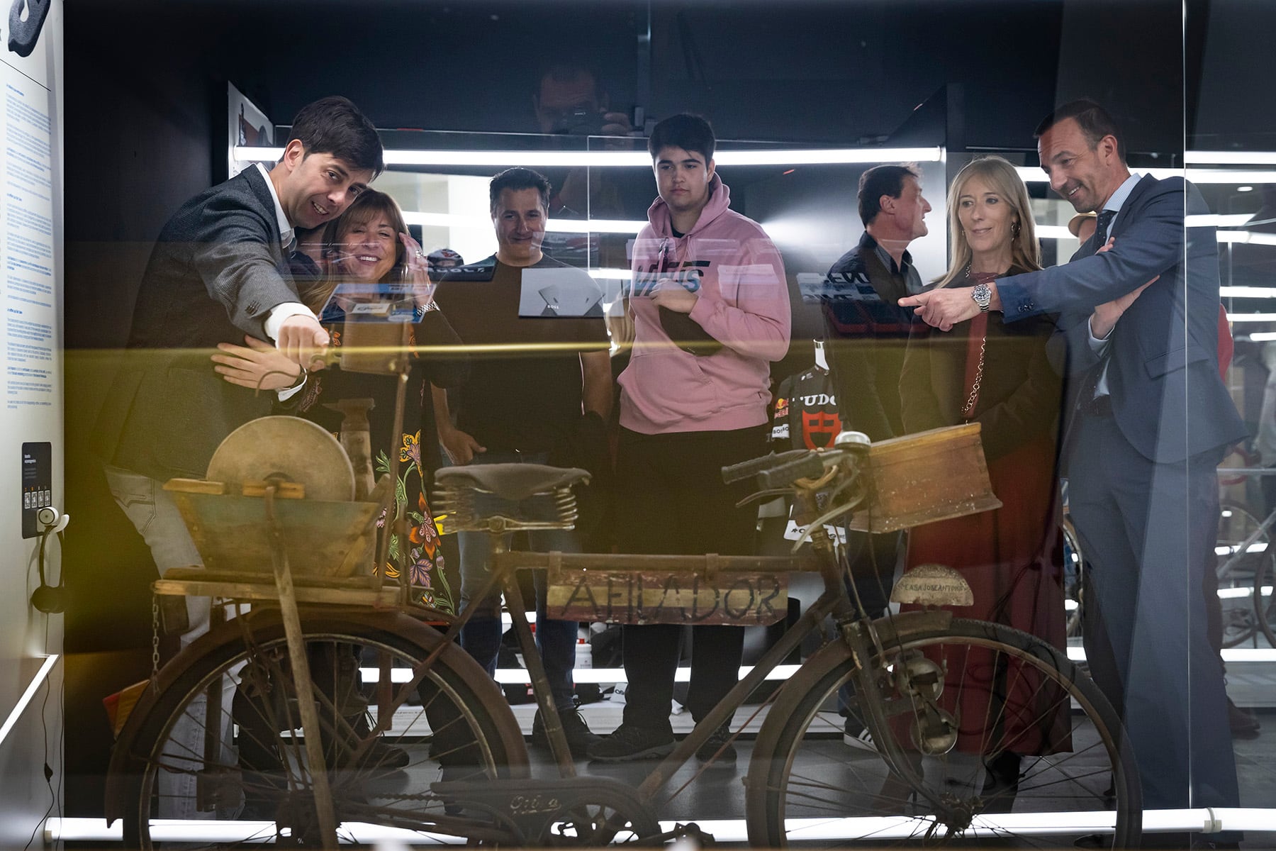 El cònsol major d'Andorra la Vella, Sergi González, acompanyat dels ministres Conxita Marsol i Jordi Torres, i per la subsíndica, Sandra Codina, durant l'estrena de la nova exposició del BiciLab