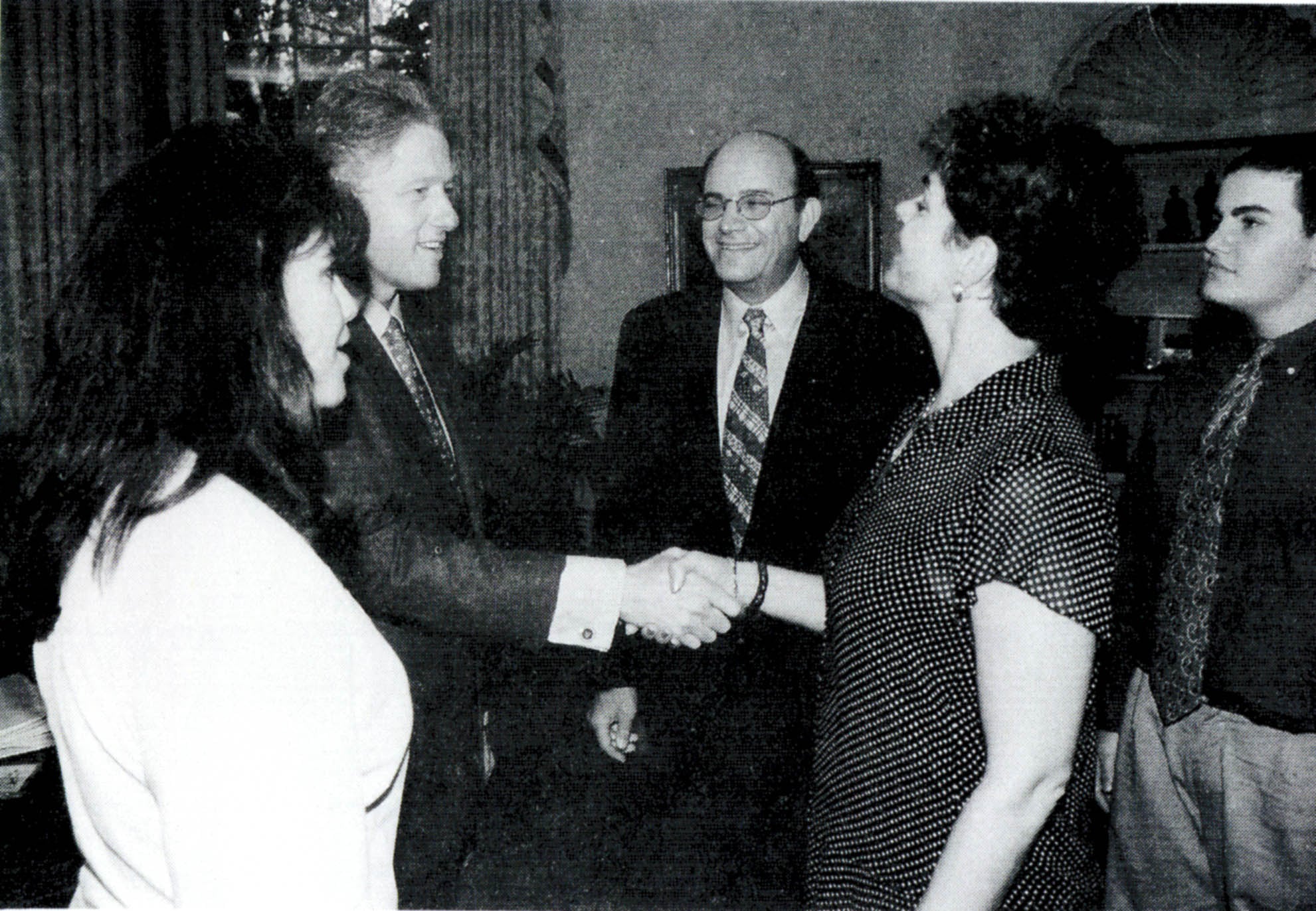 Imagen de 1998 en la Casa Blanca con Monica Lewinsky y Bill Clinton.