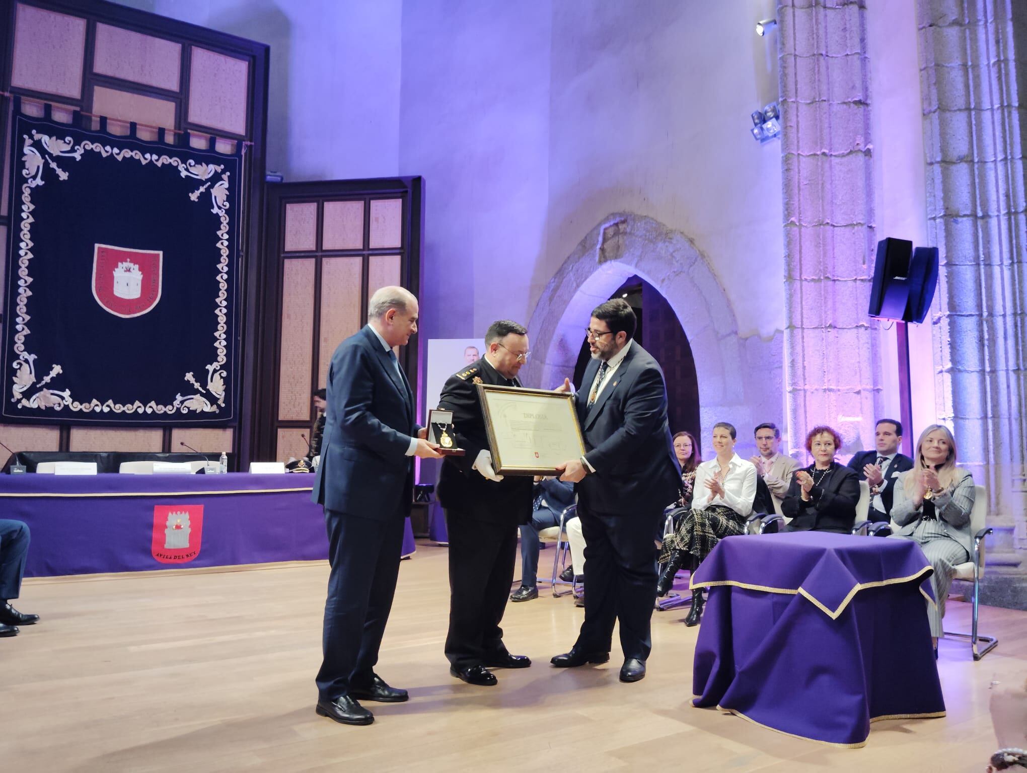 El director general de la Policía, Francisco Pardo, y el comisario provincial, Ángel Díaz, reciben el galardón de manos de Jesús Manuel Sánchez Cabrera