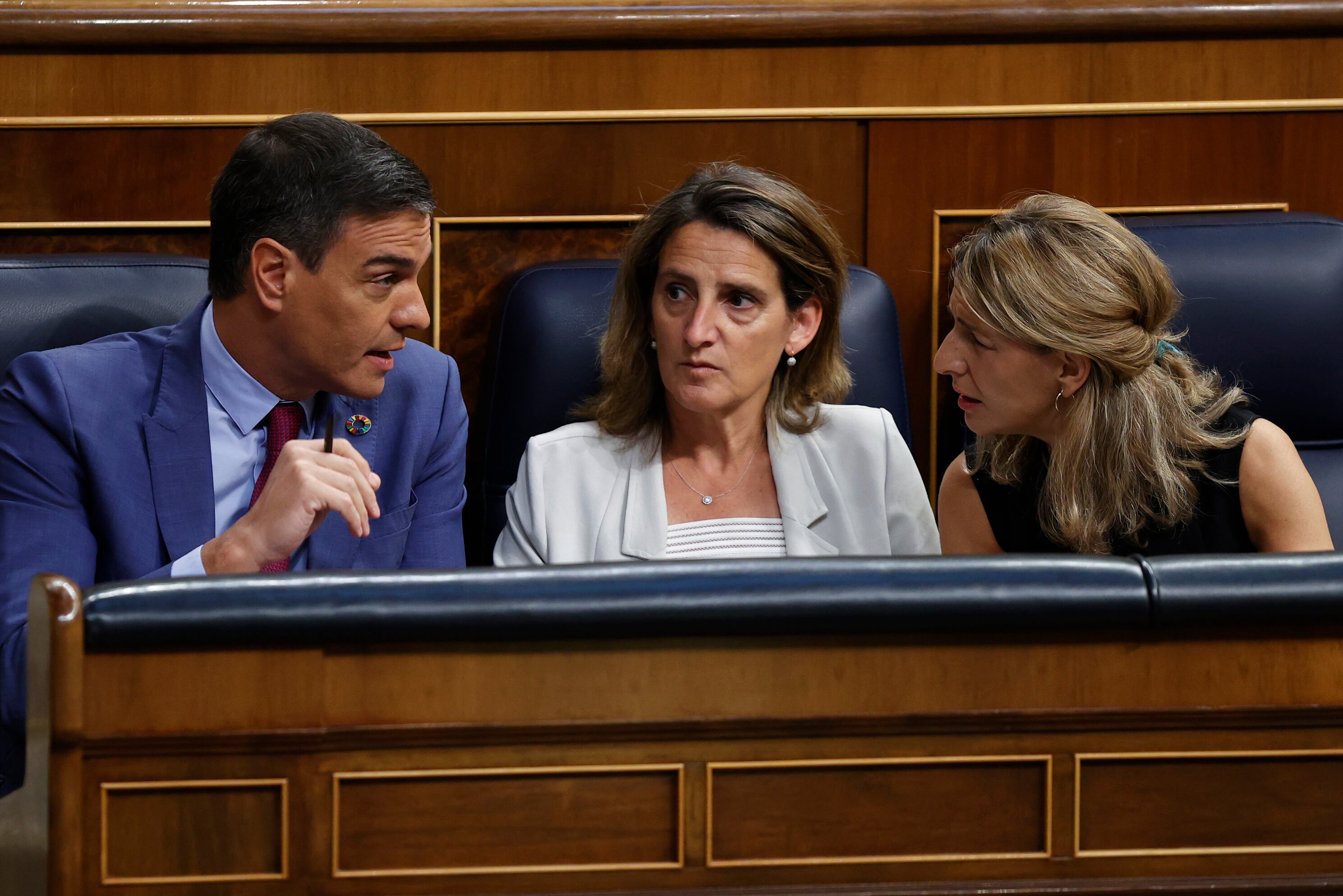 GRAF8267. MADRID, 13/07/2022.- El presidente del Gobierno, Pedro Sánchez (i) conversa con la vicepresidenta tercera del Gobierno y ministra de Transición Ecológica, Teresa Ribera (c) y la vicepresidenta segunda y ministra de Trabajo, Yolanda Díaz (d) a su llegada a la segunda jornada del debate sobre el Estado de la Nación este miércoles en el Congreso. EFE/Chema Moya
