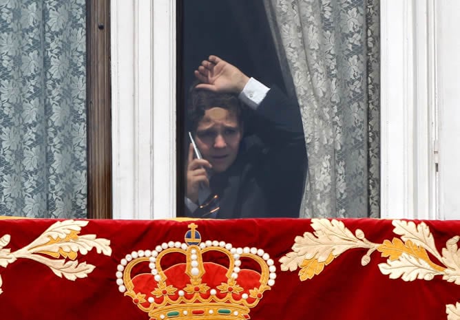 Felipe Juan Froilán, en una ventana del palacio Real, tras la ceremonia de proclamación del rey Felipe VI