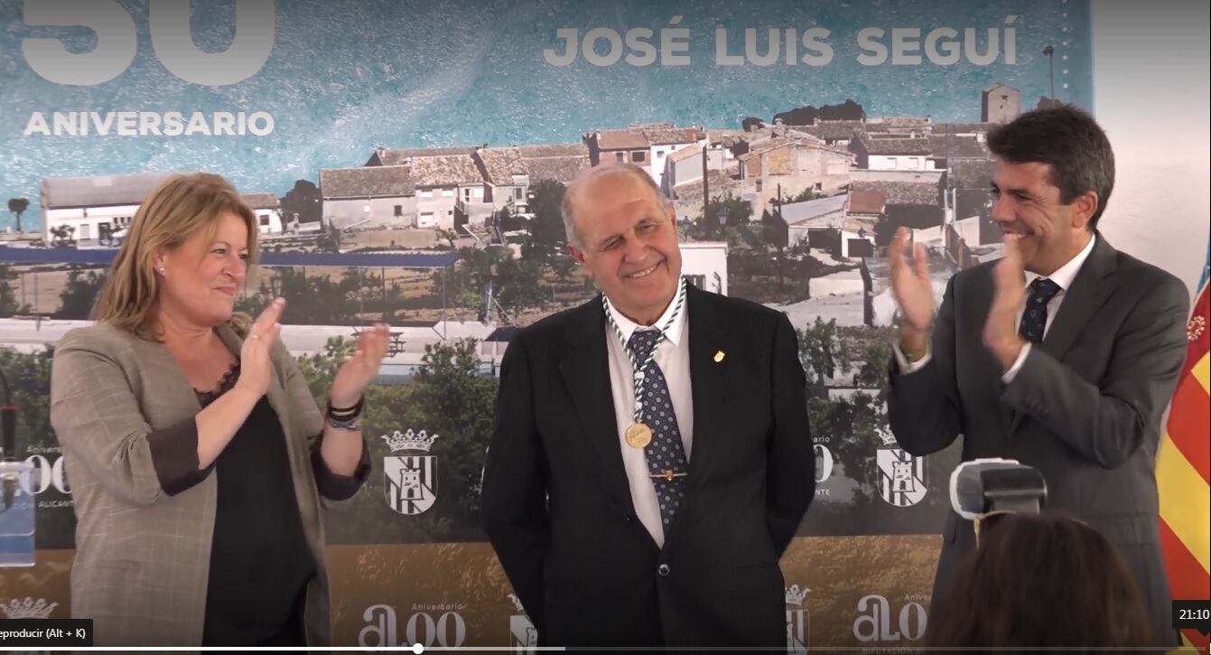 José Luís Seguí en el centro de la imagen tras recibir la medalla