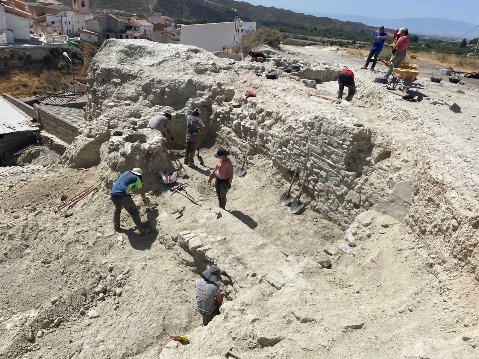 Trabajos de excavación en la fortificación de Castilléjar