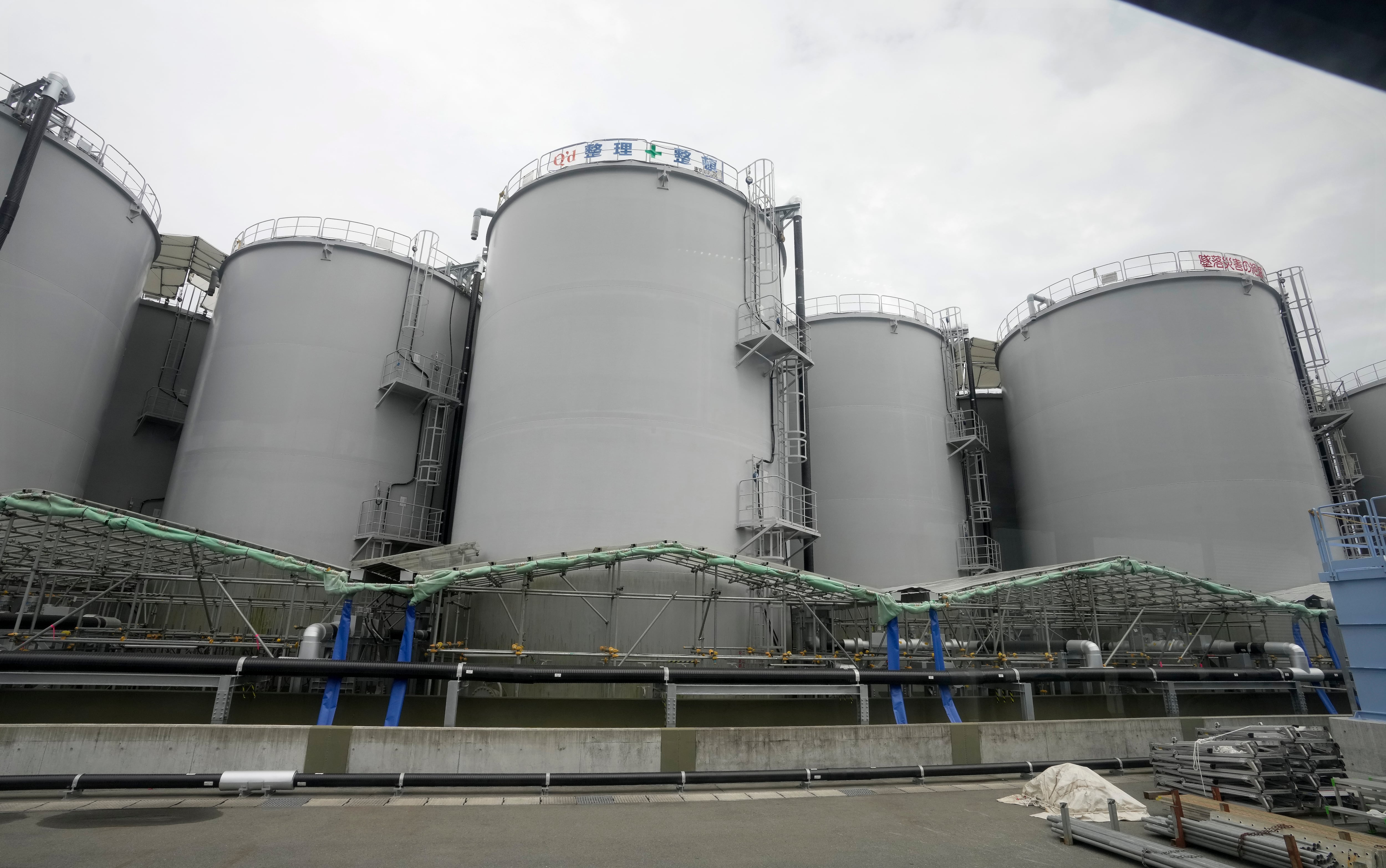 Tanques contenedores del agua con residuos radiactivos en la central de Fukushima.