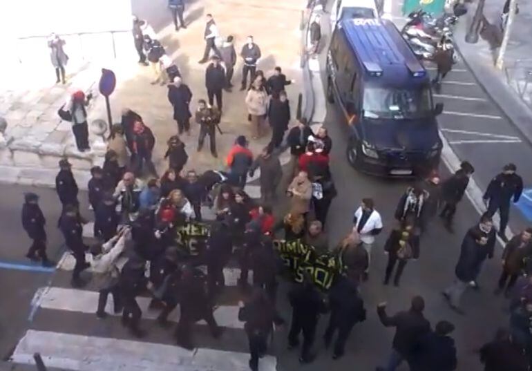 Imagen de la carga policial a las puertas del Restaurante 'La Parrilla'