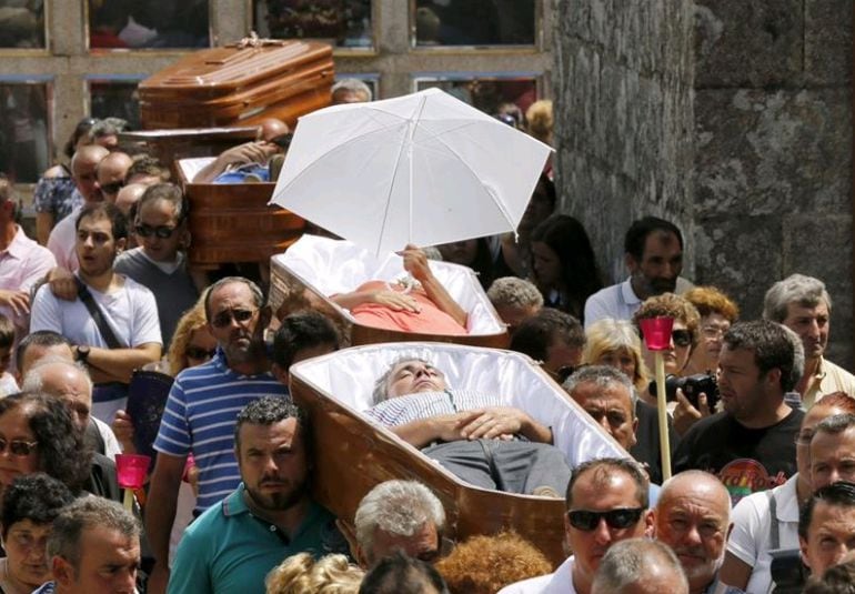 Los penitentes son porteados en procesión dentro de ataúdes en la pequeña localidad de Santa Marta de Ribarteme. (Archivo)