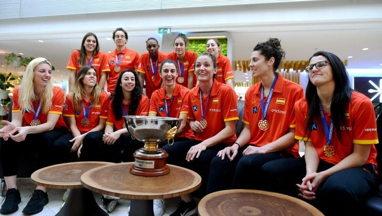 Las jugadoras de la selección española de baloncesto, a su regreso a España después de ganar el Eurobasket.