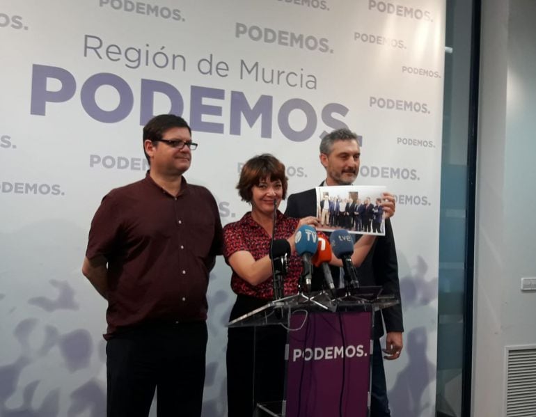 La diputada de Podemos María Giménez sostiene la foto del pacto regional del agua. Critica la falta de mujeres: &quot;Es una imagen del pasado&quot;