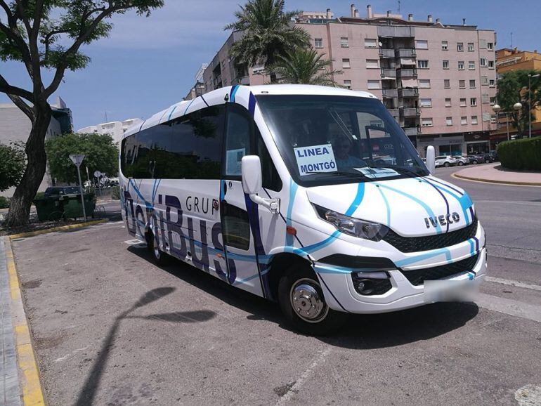 Autobús de la línea del Montgó, en Dénia, en verano de 2017.