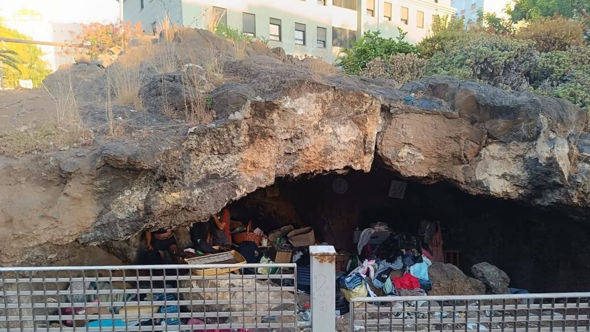 Desalojan una cueva volcánica en la que vivían tres personas en Santa Cruz de Tenerife