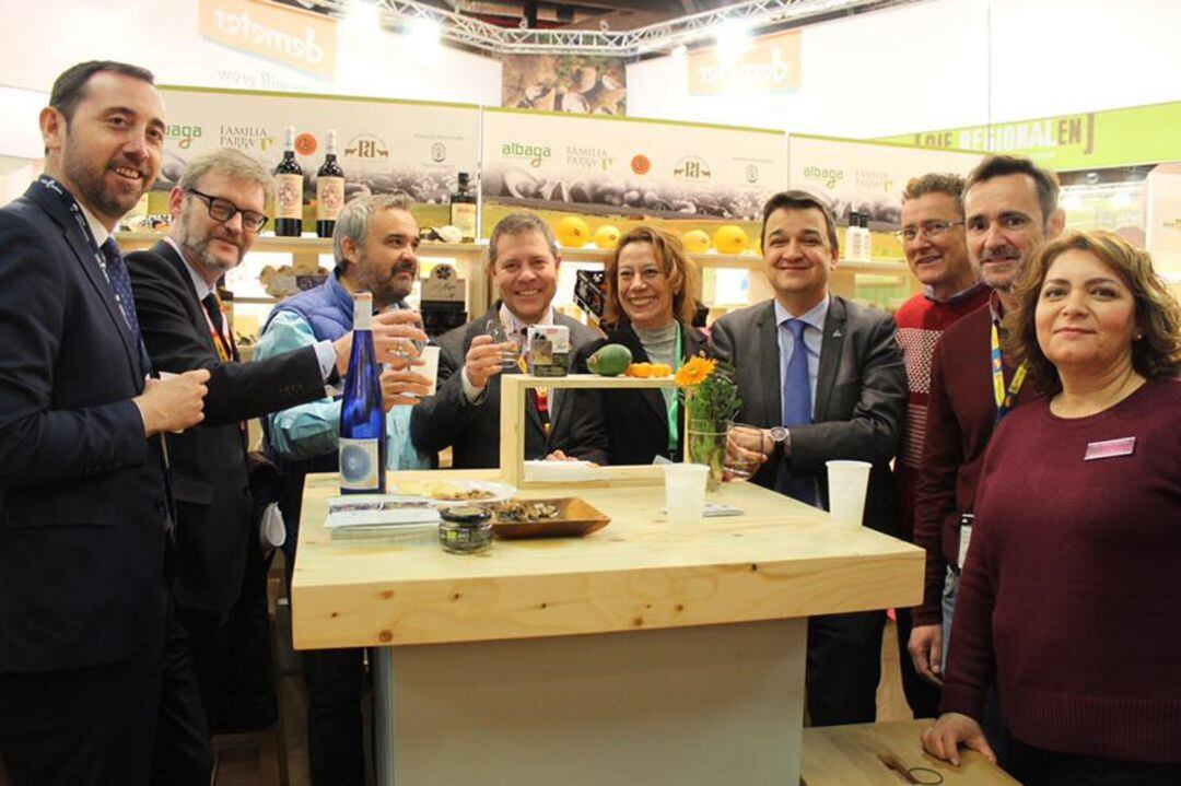 El presidente de Castilla-La Mancha, Emiliano García Page y el consejero de agricultura, Francisco Martínez Arroyo, brindando con vino de la región en Biofach