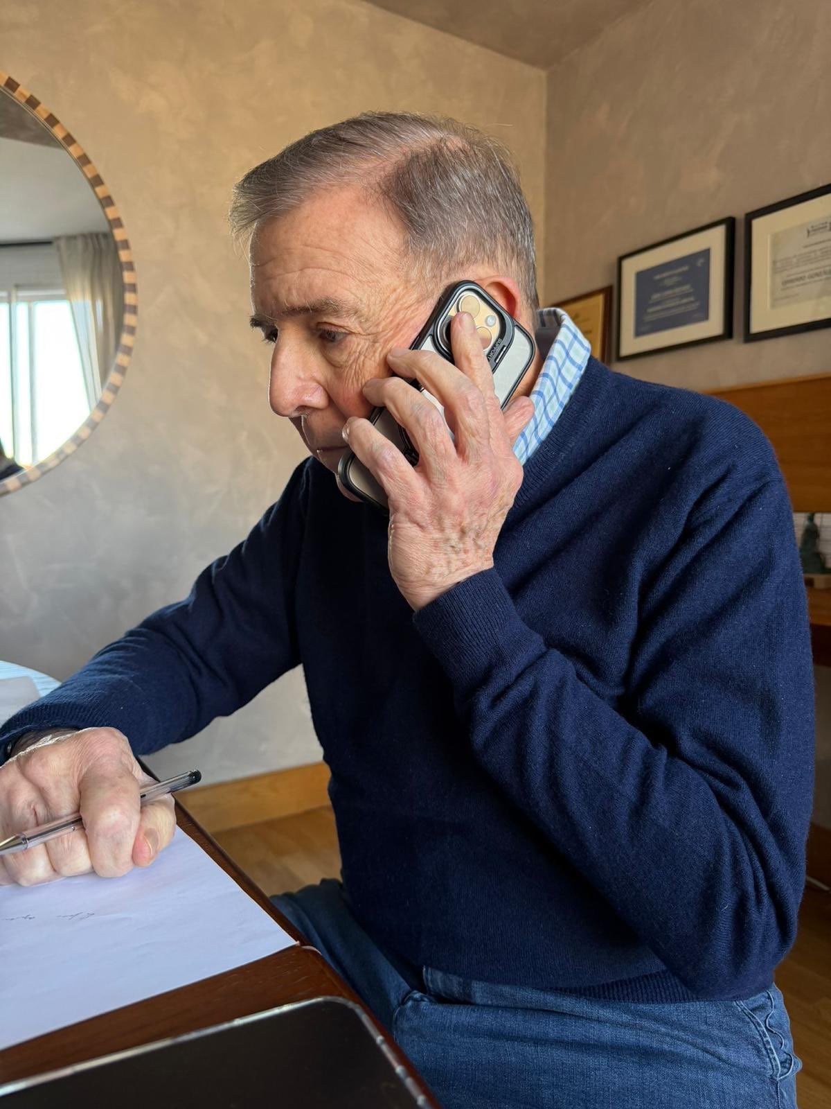  Fotografía publicada por el líder opositor venezolano Edmundo González en su cuenta oficial de la red X durante su conversación con el presidente del Gobierno español, Pedro Sánchez, quien le traslado el apoyo de España a una "transición pacífica, dialogada y democrática, liderada por los propios venezolanos".
