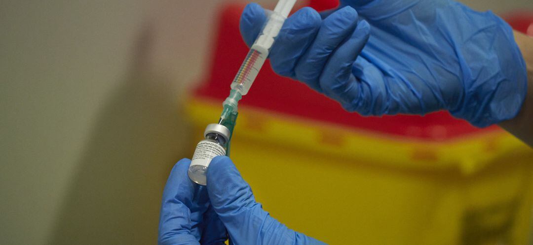 Una trabajadora sanitaria manipula el material necesario para administrar la vacuna contra la COVID-19.