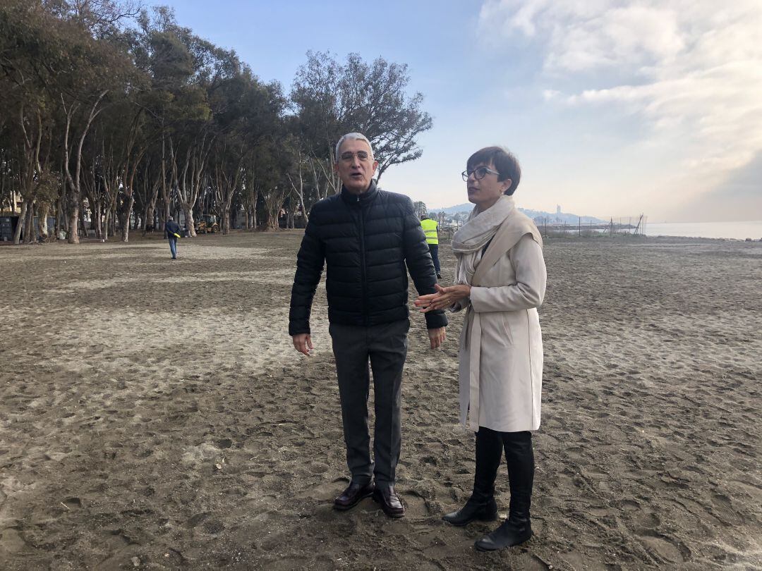 La subdelegada del Gobierno en Málaga, María Gámez, junto al jefe de la demarcación de Costas, Ángel González