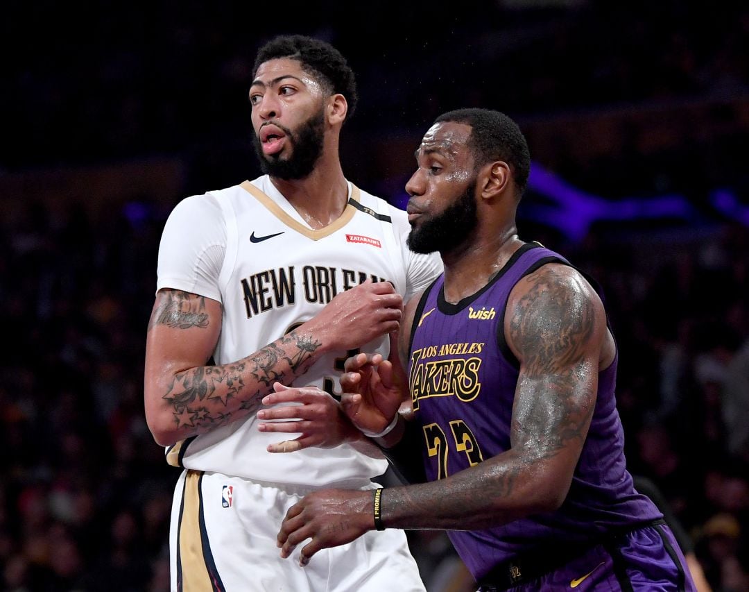 Anthony Davis pugna con LeBron James, su nuevo compañero de equipo