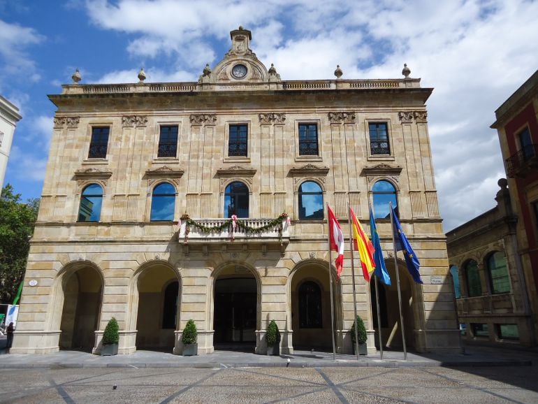 El Ayuntamiento de Gijón echa a andar con la firma del decreto de delegación de competencias y el pleno de organización