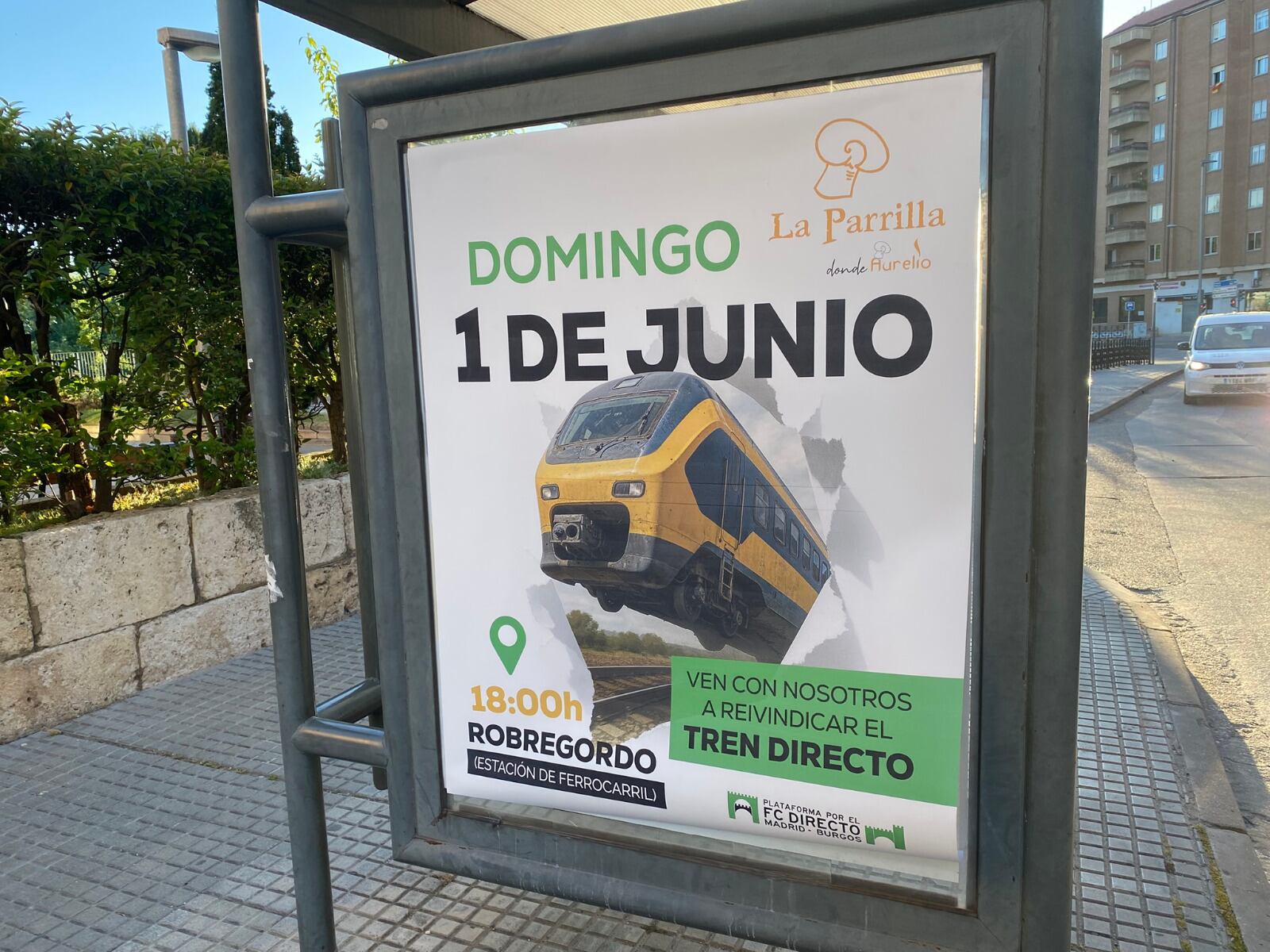 Cartel de la manifestación en Robregordo por el Tren Directo en una marquesina de Aranda