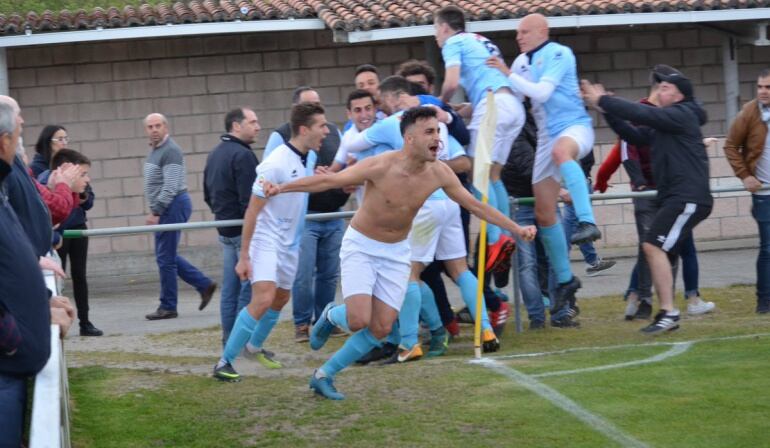 Alex Ares, sin camiseta, en medio de la algarabia final tras marcar el gol del triunfo