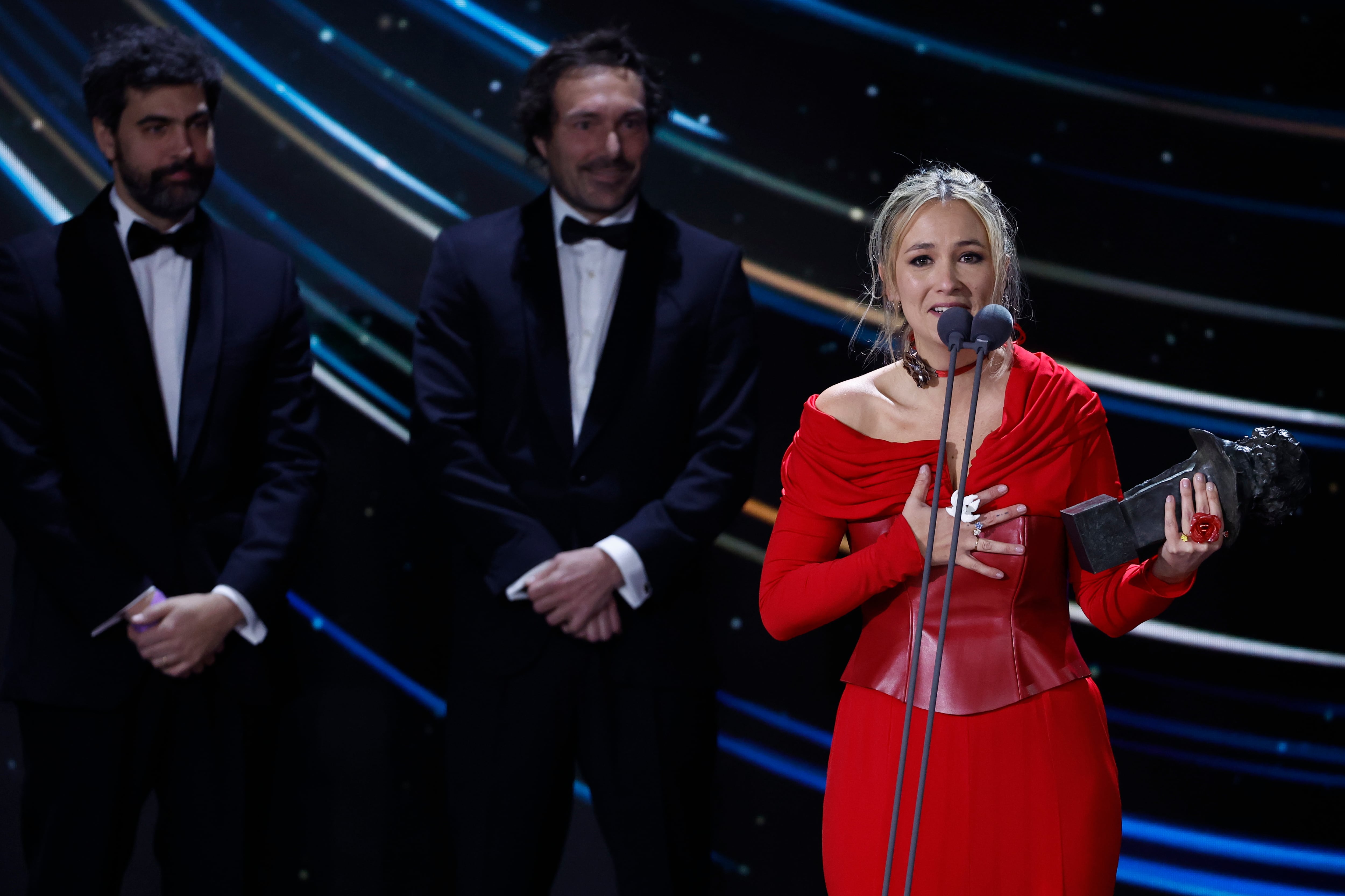 La compositora Rigoberta Bandini recibe el premio a &quot;Mejor canción original&quot; por la película &quot;Te estoy amando locamente&quot; durante la ceremonia de entrega de la 38 edición de los Premios Goya.