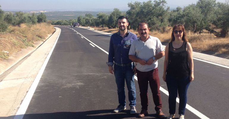 José Castro visita las obras de la vía de entrada a Jabalquinto.