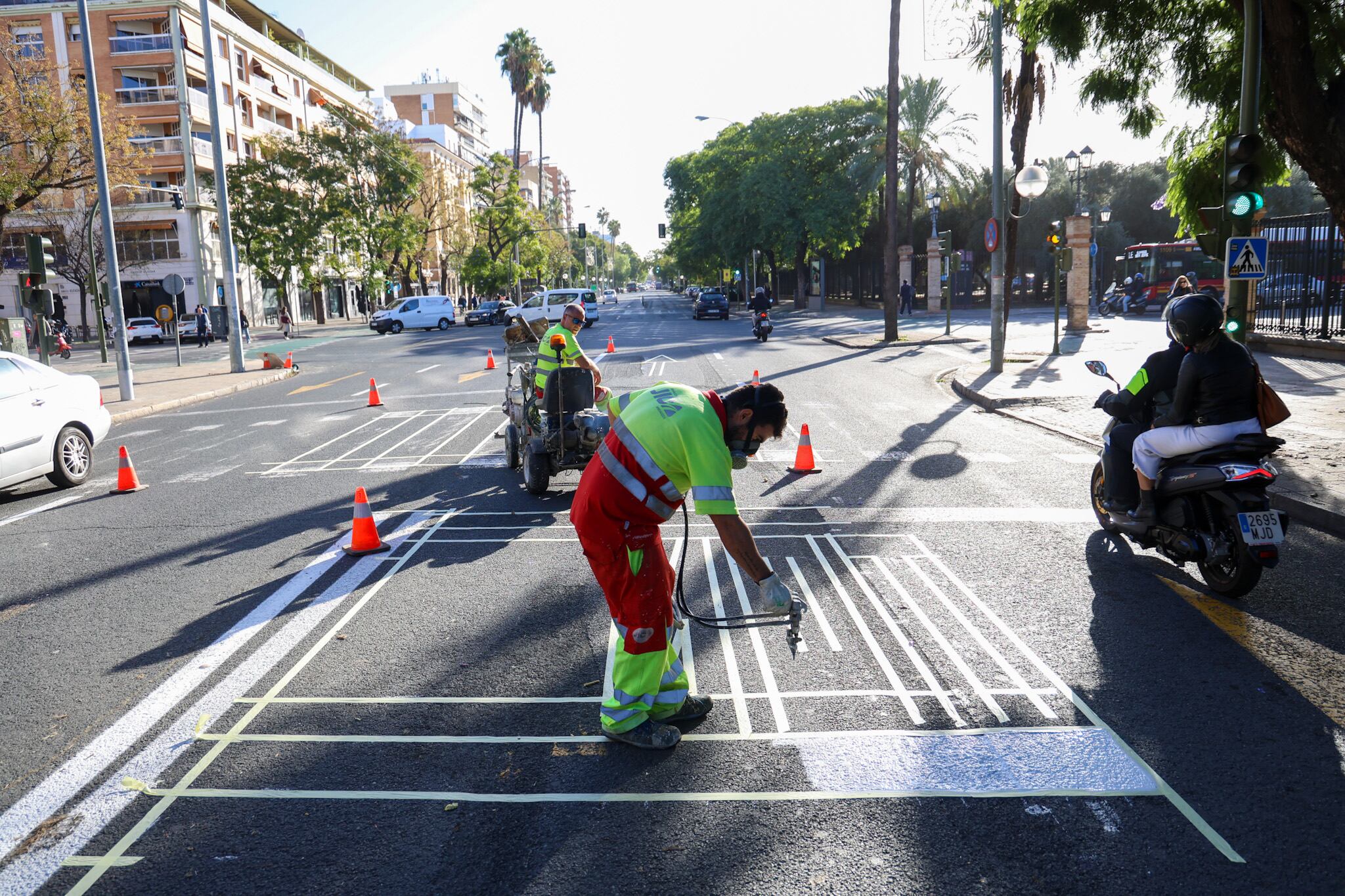 Trabajadores ultimando los  últimos detalles en la Avenida de Eduardo Dato