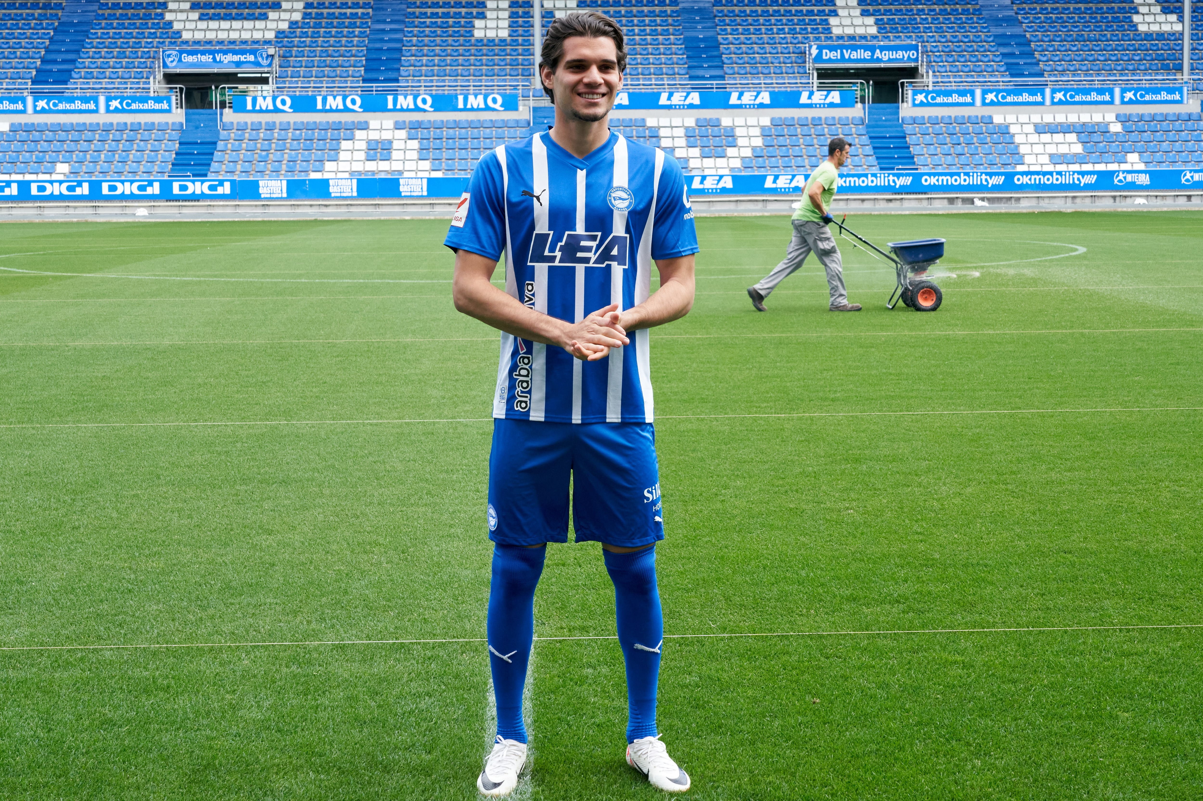 El Deportivo Alavés ha presentado este miércoles al nuevo jugador Ianis Hagi, el centrocampista rumano de 24 años cedido por una temporada procedente del Rangers FC.