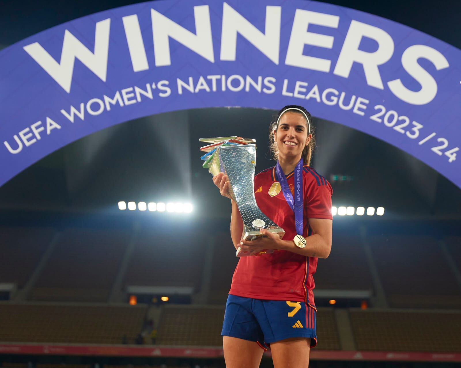 Alba Redondo posa con la UEFA Nations League