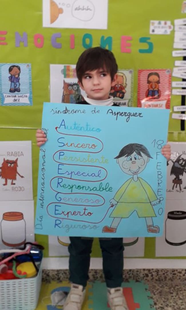 Juan Antonio muestra el cartel elaborado con motivo del Día Internacional del Síndrome de Asperger