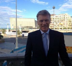 David Moyes con el Kursaal al fondo