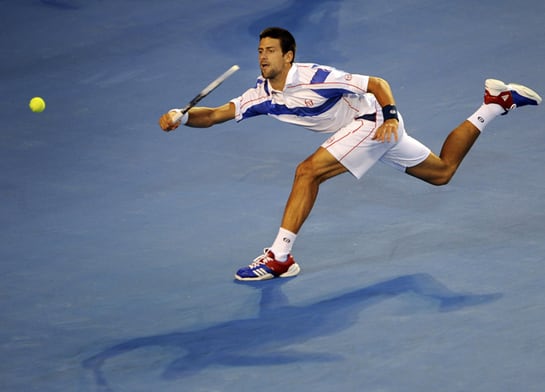 El serbio derrota a Berdych por 1-6, 6-7, 1-6 y se verá con el número dos del mundo en las semifinales del Open de Australia