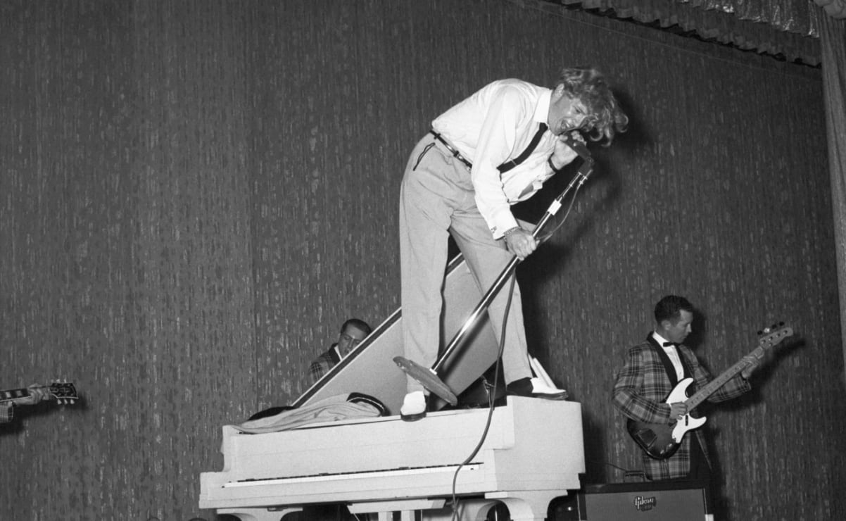 Jerry Lee Lewis durante un concierto en Nueva York en el Cafe de Paris, 1958. / Bettmann.