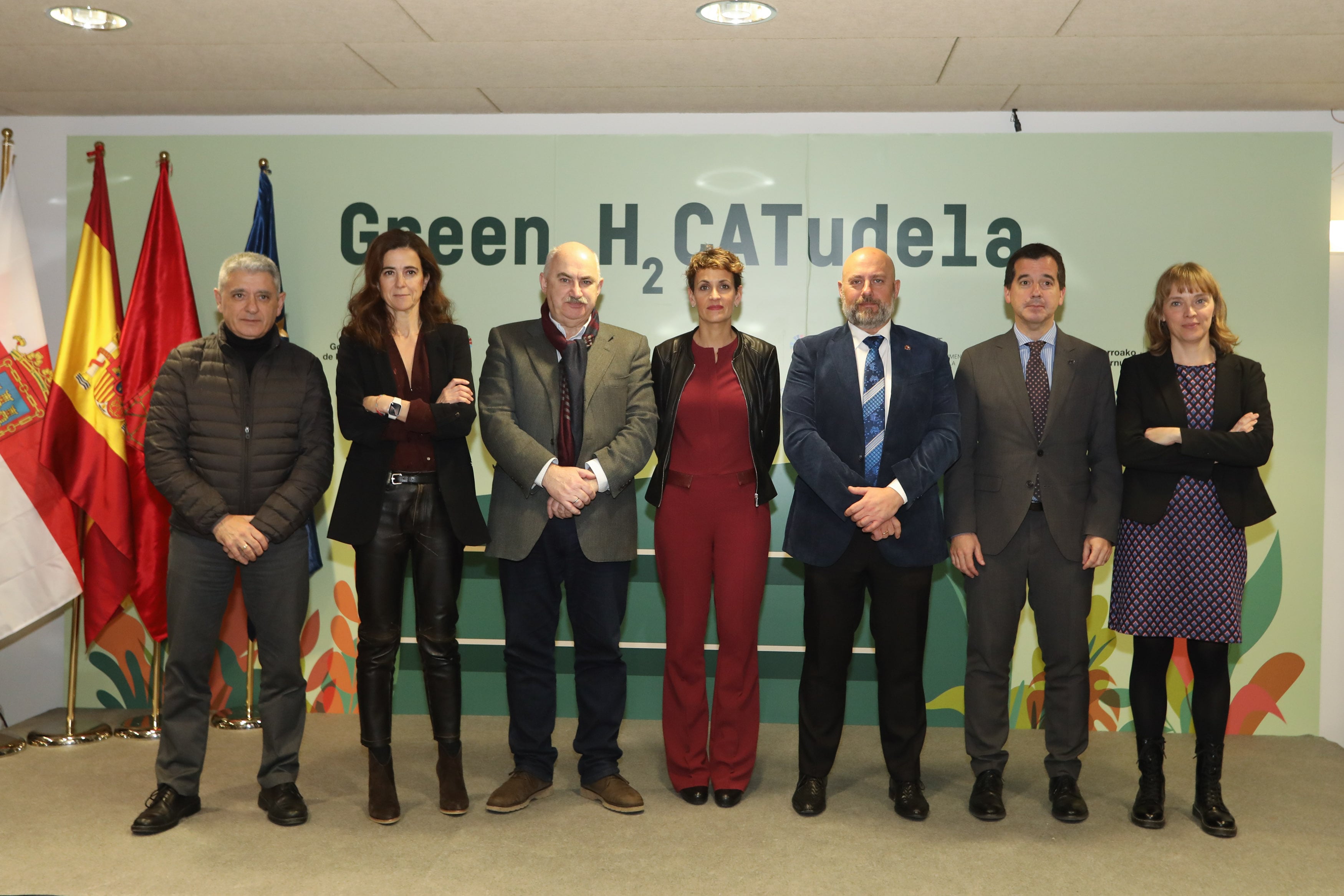 De izda. a dcha. Jesús Sesma, técnico de la CAT; Ana Ursúa, directora general de AIN; el presidente de la CAT y vicepresidente y consejero de Ordenación del Territorio, Vivienda, Paisaje y Proyectos Estratégicos, José Mª Aierdi; la Presidenta de Navarra, María Chivite; el delegado del Gobierno en Navarra, José Luis Arasti; el consejero de Desarrollo Económico y Empresarial, Mikel Irujo; e Isabel Vicente, ingeniera de la CAT.