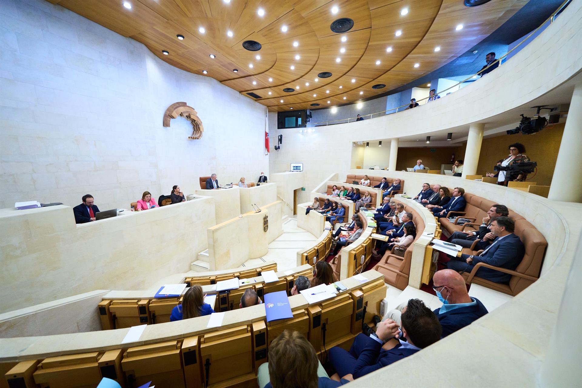 Vista general de la sesión plenaria en el Parlamento de Cantabria.