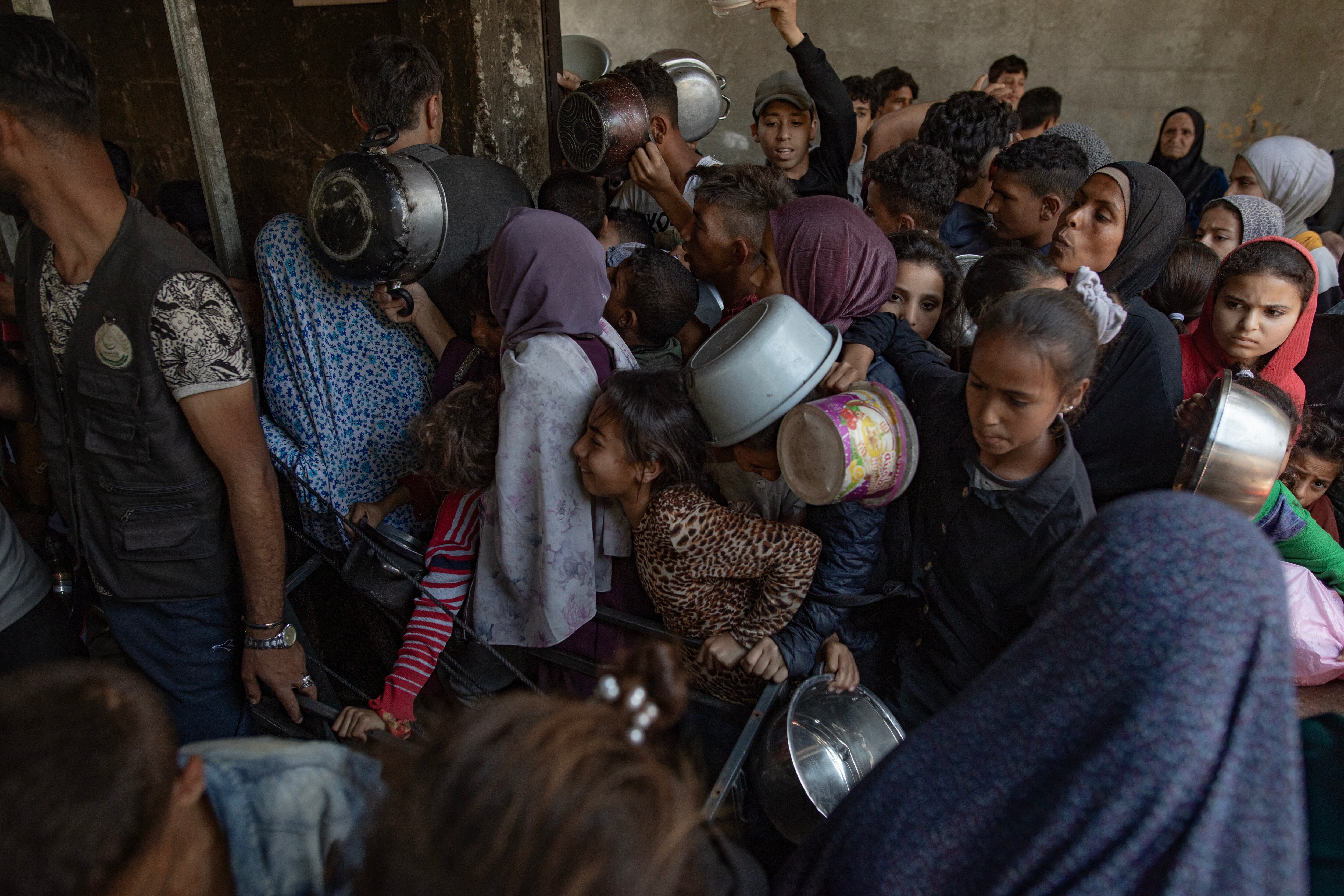Gaza City (-), 21/05/2025.- Hundreds of displaced Palestinians gather outside the Sokar Charity Kitchen in Gaza City to receive limited food rations,21 May, 2025. Kitchen officials say their stocks ran out today due to the suspension of humanitarian aid entering the Gaza Strip. EFE/EPA/HAITHAM IMAD