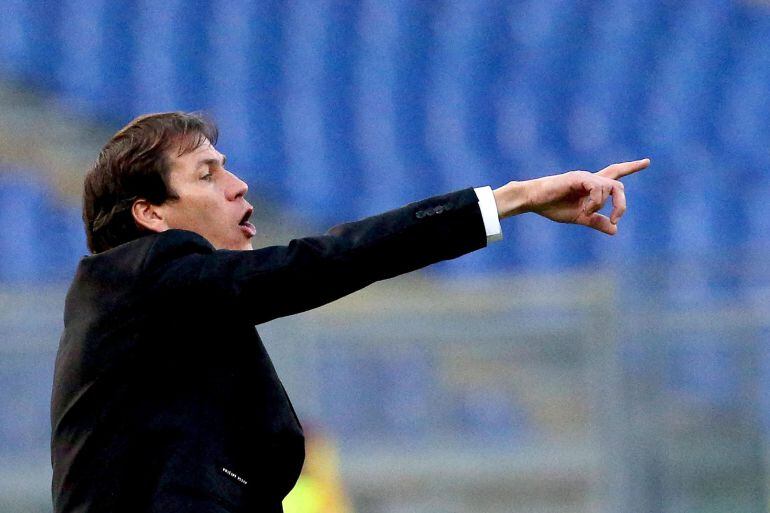 El entrenador francés de la Roma, Rudi García da instrucciones a sus jugadores ante la Spezia 