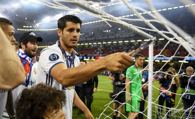 Álvaro Morata corta las redes de la portería tras la victoria en la final de la Champions.