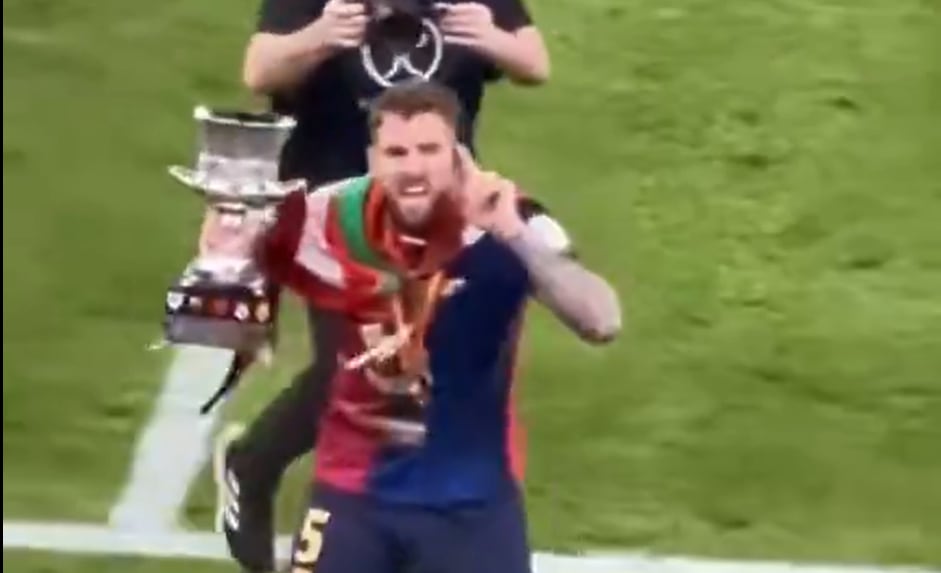 Iñigo Martínez celebra la Supercopa de España lograda por el FC Barcelona en Arabia Saudí