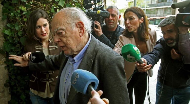 El expresidente de la Generalitat Jordi Pujol, a su llegada este martes a su domicilio de Barcelona, donde no ha querido hacer declaraciones.