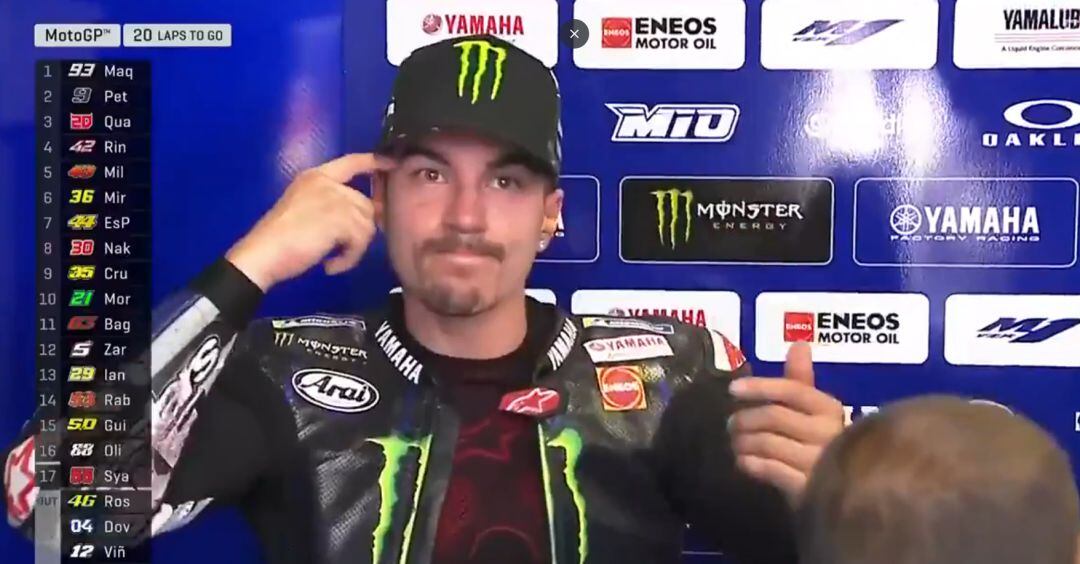 Maverick Viñales y su gesto tras verse fuera de la carrera.