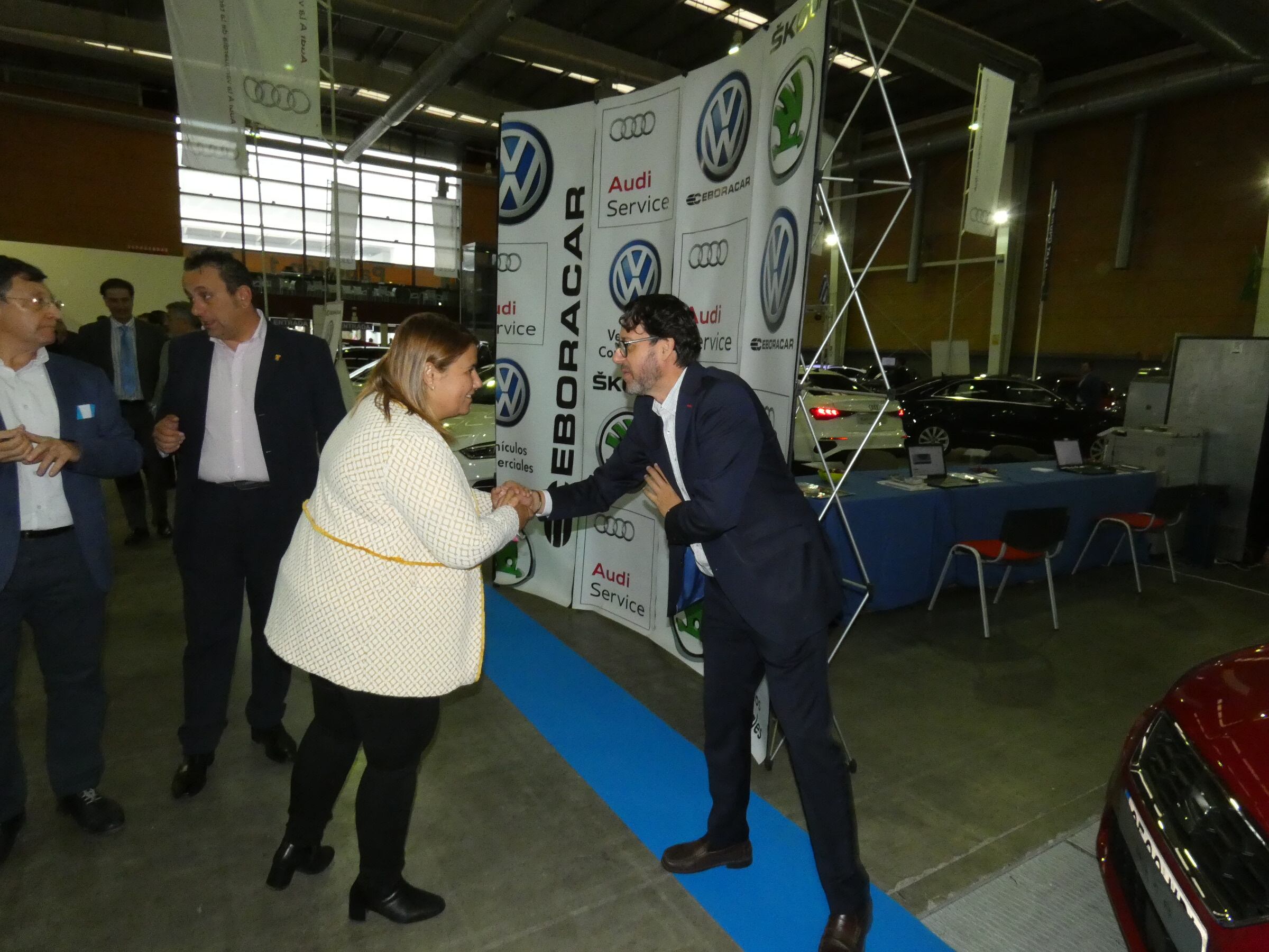 La alcaldesa visitantdo el Salón del Automóvil en Talavera Ferial